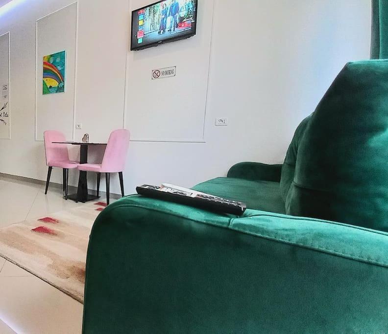 Isabel's 1 * Tiranë